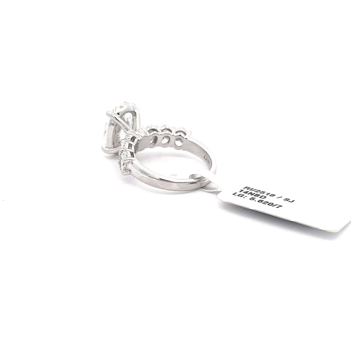The Aurélie Oval Diamond Ring with Graduated Sides