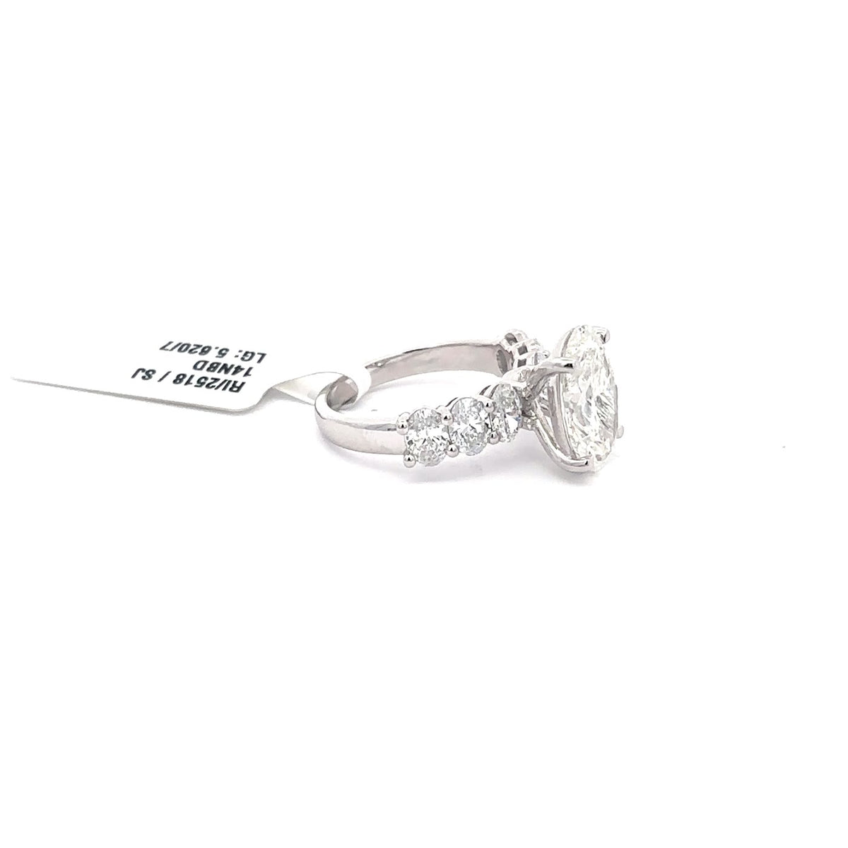 The Aurélie Oval Diamond Ring with Graduated Sides