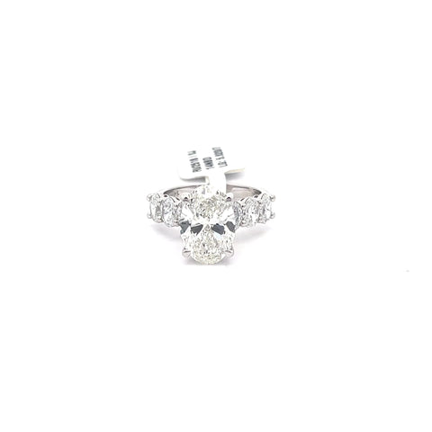 The Aurélie Oval Diamond Ring with Graduated Sides