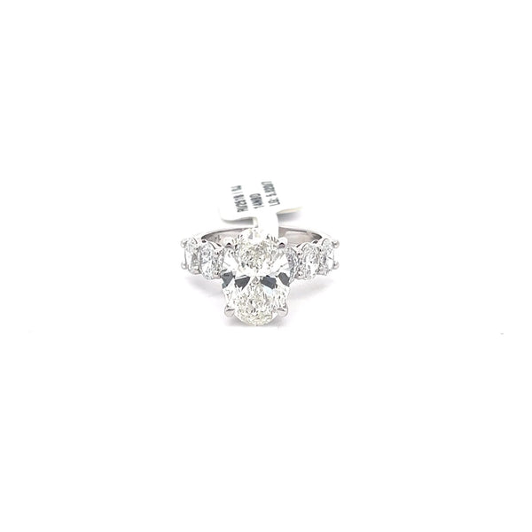 The Aurélie Oval Diamond Ring with Graduated Sides